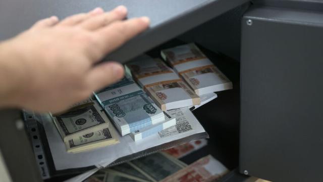 Курс доллара опустился ниже 74 рублей впервые с февраля 2023 года