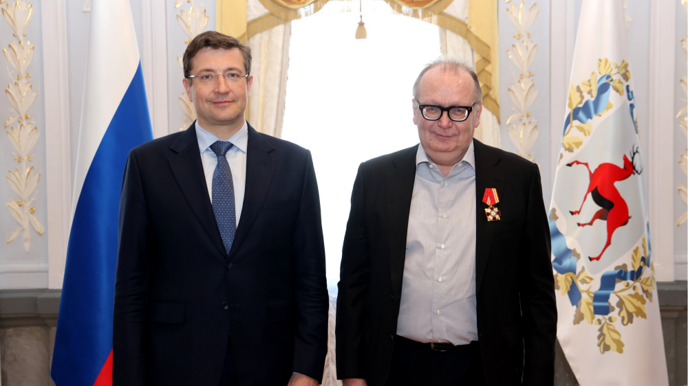 Награду гендиректору предприятия Александру Лузянину вручил губернатор Глеб Никитин