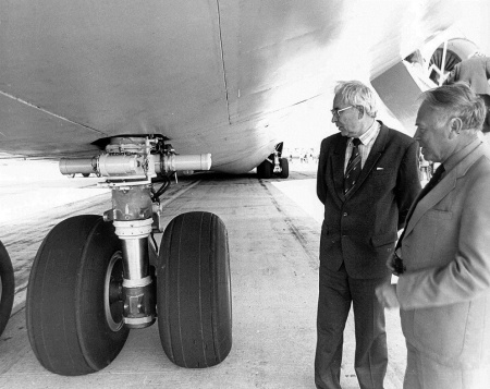 В.И. Лузянин с заместителем главного конструктора по системам Ан-124 «Руслан» Н.П. Смирновым осматривают шасси самолета