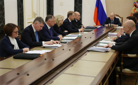 Владимир Путин на совещании по экономическим вопросам