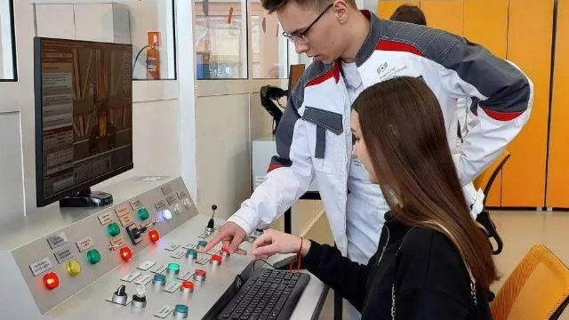 Школьники