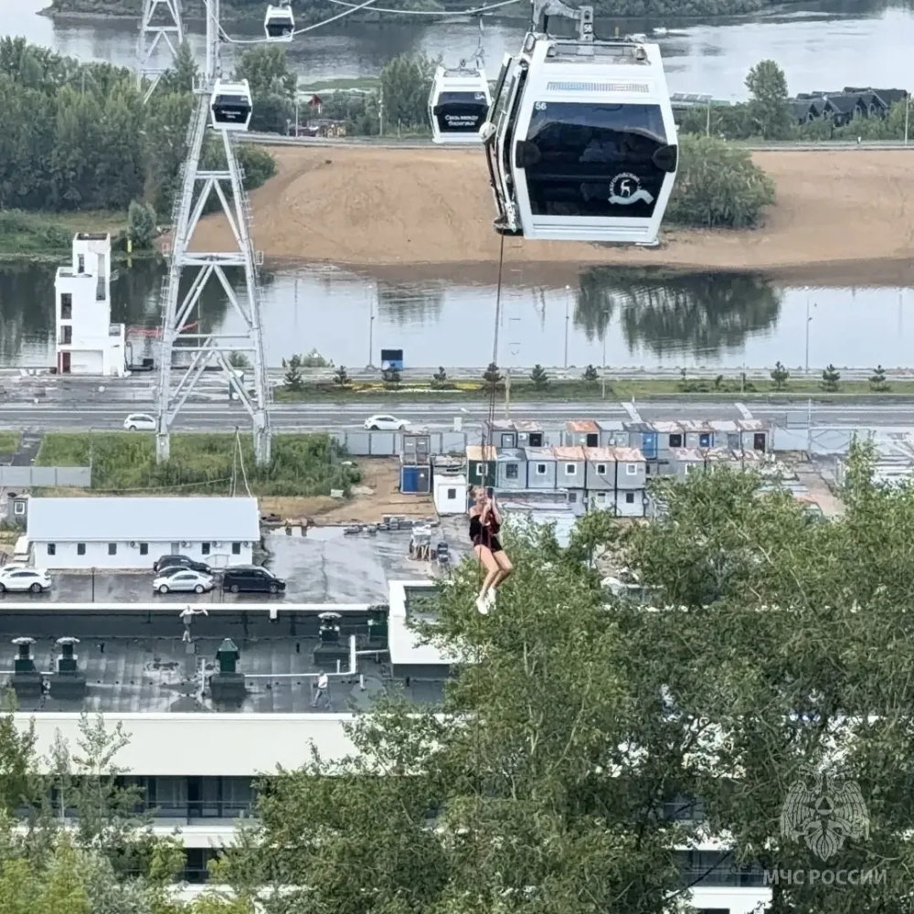 Спасатели МЧС эвакуируют пассажиров канатной дороги в Нижнем Новгороде