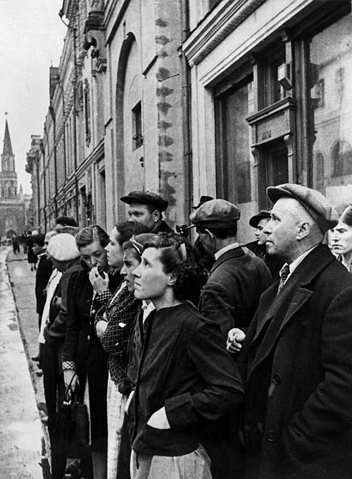 Москвичи слушают выступление Вячеслава Молотова. 22 июня 1941 года. Фотография Е.А. Халдея. 