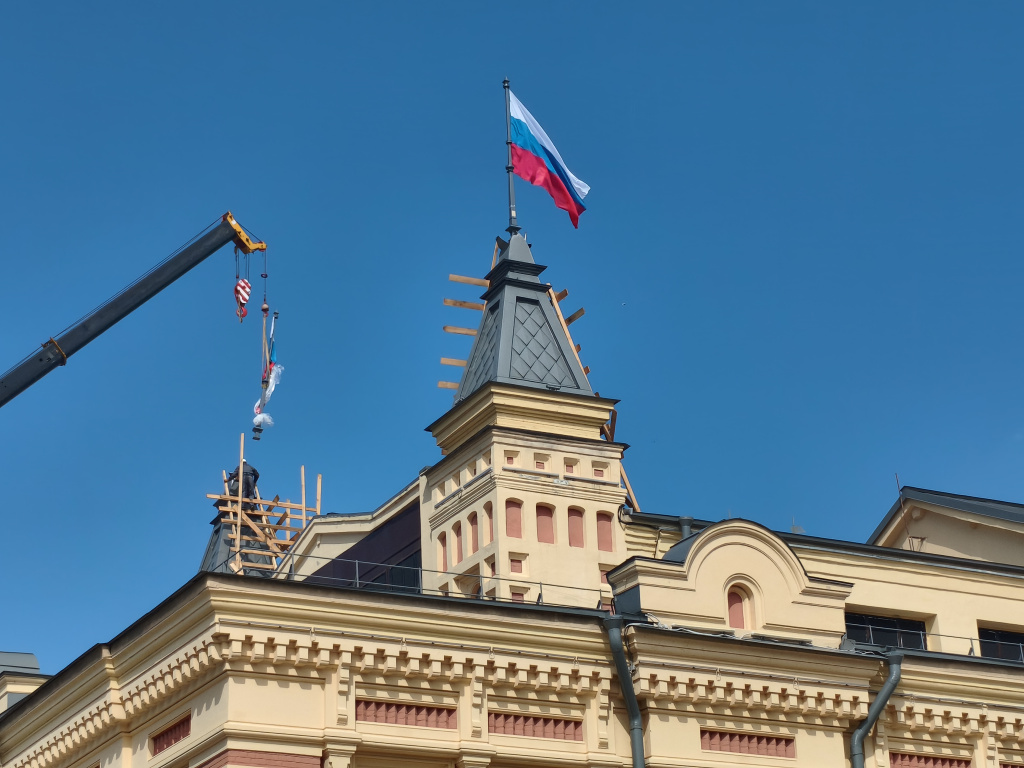 Установка флагов на Главном ярмарочном доме.jpg Установка флагов на Главном ярмарочном доме.jpg